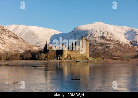 Château de Kilchurn sur un Loch Awe partiellement gelé dans les Highlands écossais, en Écosse Banque D'Images