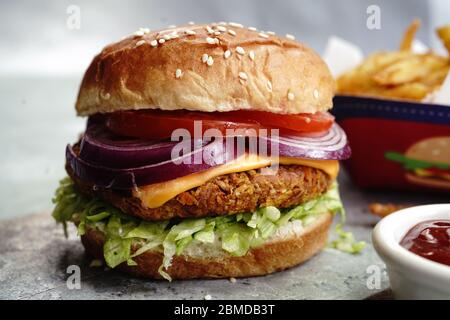 Hamburger végétarien maison avec jackfruit tendre et frites, sélection Banque D'Images