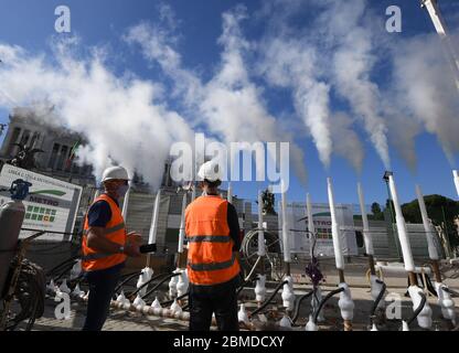 Rome, Italie. 8 mai 2020. Les ouvriers travaillent sur le site de construction de la ligne C du métro, Piazza Venezia de Rome, Italie, le 8 mai 2020. L'Italie a enregistré vendredi une diminution des cas de soins intensifs et des hospitalisations de la COVID-19, le nombre de décès ayant dépassé la marque de 30,000, selon le département de la protection civile du pays. Crédit: Alberto Lingria/Xinhua/Alay Live News Banque D'Images