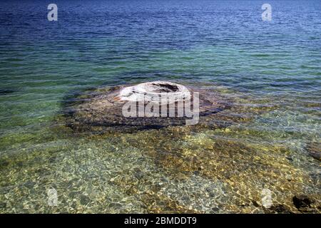 Petit volcan de boue au milieu d'un lac Banque D'Images