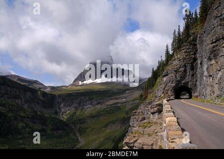 Vue sur la route du soleil dans le parc national des Glaciers Banque D'Images