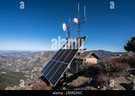 Des tours de communication solaire au sommet du pic Josephine dans les montagnes San Gabriel et la forêt nationale d'Angeles dans le sud de la Californie. Banque D'Images