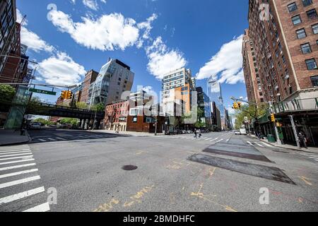 New York, N.Y/USA – 7 mai 2020 : la 10ème avenue et la 23ème rue sont calmes en raison des risques pour la santé de la COVID-19. Crédit : Gordon Donovan/Alay Live News Banque D'Images