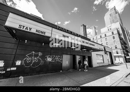 New York, N.Y/USA – 7 mai 2020 : la Nightclub Marquee salue les premiers intervenants dans la lutte contre la COVID-19. Crédit : Gordon Donovan/Alay Live News Banque D'Images