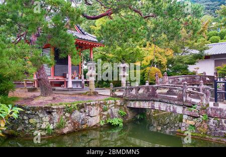 Les ponts en pierre sur le cours d'eau jusqu'au petit sanctuaire sur le territoire du temple Kiyomizu-dera (eau pure). Kyoto. Japon Banque D'Images