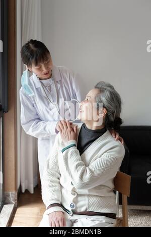 Un jeune médecin de famille parle avec des aînés Banque D'Images