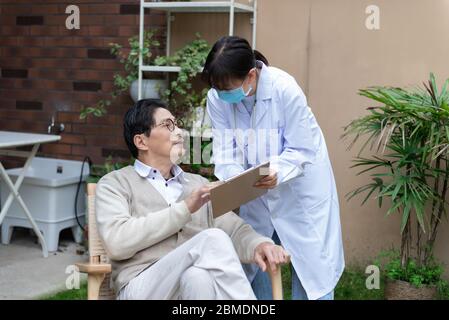 Un jeune médecin de famille parle avec des aînés Banque D'Images