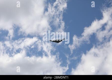 St. Louis, Missouri / Etats-Unis - 8 mai 2020: B-2 Bombardier vole bien que le ciel bleu au-dessus de St. Louis pour saluer les travailleurs essentiels. Le parcours de survol a commencé à Camdenton, puis à Cape Girardeau, à St. Louis, en Colombie, à Jefferson City, et enfin à Springfield. Banque D'Images