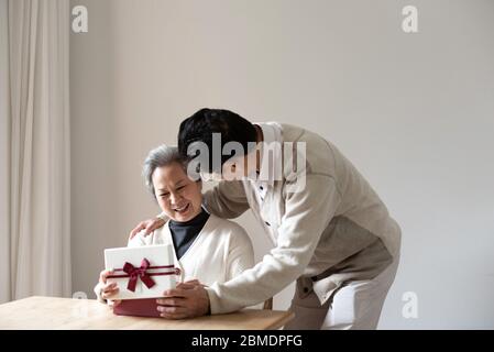 Un couple asiatique âgé assis à la table Banque D'Images