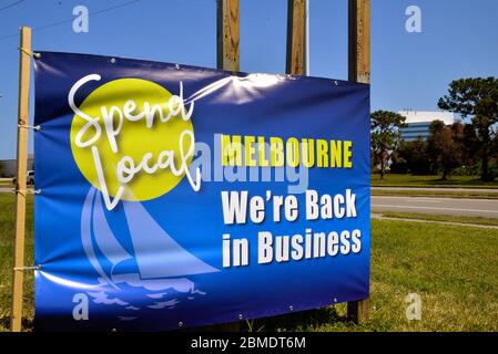 Melbourne, Floride, États-Unis. 8 mai 2020. En vue de relancer l'économie, la ville a installé de nouvelles enseignes pour rappeler aux gens de magasiner localement. Les magasins et les restaurants ont commencé à rouvrir au moment où la ville se retrouve après la pandémie du coronavirus. Crédit photo : Julian Leek/Alay Live News Banque D'Images