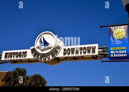 Melbourne, Floride, États-Unis. 8 mai 2020. En vue de relancer l'économie, la ville a installé de nouvelles enseignes pour rappeler aux gens de magasiner localement. Les magasins et les restaurants ont commencé à rouvrir au moment où la ville se retrouve après la pandémie du coronavirus. Crédit photo : Julian Leek/Alay Live News Banque D'Images