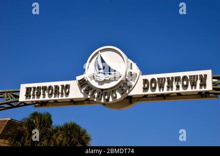 Melbourne, Floride, États-Unis. 8 mai 2020. En vue de relancer l'économie, la ville a installé de nouvelles enseignes pour rappeler aux gens de magasiner localement. Les magasins et les restaurants ont commencé à rouvrir au moment où la ville se retrouve après la pandémie du coronavirus. Crédit photo : Julian Leek/Alay Live News Banque D'Images