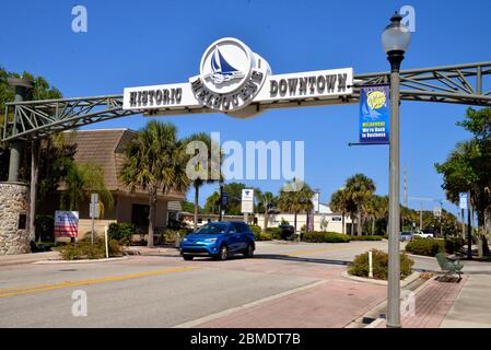 Melbourne, Floride, États-Unis. 8 mai 2020. En vue de relancer l'économie, la ville a installé de nouvelles enseignes pour rappeler aux gens de magasiner localement. Les magasins et les restaurants ont commencé à rouvrir au moment où la ville se retrouve après la pandémie du coronavirus. Crédit photo : Julian Leek/Alay Live News Banque D'Images