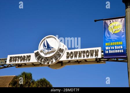 Melbourne, Floride, États-Unis. 8 mai 2020. En vue de relancer l'économie, la ville a installé de nouvelles enseignes pour rappeler aux gens de magasiner localement. Les magasins et les restaurants ont commencé à rouvrir au moment où la ville se retrouve après la pandémie du coronavirus. Crédit photo : Julian Leek/Alay Live News Banque D'Images
