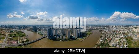 Panorama aérien de nouveaux développements de haute élévation de première qualité le long de la rivière Saigon à Ho Chi Minh ville, Vietnam, lors d'une belle journée claire Banque D'Images