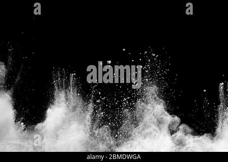 Figer le mouvement des particules blanches sur fond rose. Explosion de poussière blanche abstraite. Banque D'Images