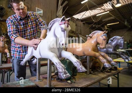 28 avril 2020, Bavière, Burgthann : le showman Johannes Braun polit les figures du carrousel dans son atelier. Il a été habitué à être un showman depuis qu'il était un enfant. Braun dirige l'entreprise familiale de la 7e génération avec sa mère. En fait, Johannes Braun et sa famille sont sur la route depuis des mois. Avec des voitures tamponneuses et un carrousel pour enfants, ils voyagent de la foire à la foire. Mais en raison de la crise de la couronne, Braun est actuellement incapable de travailler et craint maintenant pour son existence. (À dpa 'réparations et stand de bonbons au lieu de l'agitation du parc d'expositions') photo: Daniel Karmann/dpa Banque D'Images