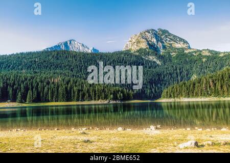 Lac noir dans les montagnes du Monténégro Banque D'Images