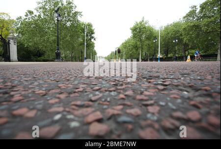 Jour quarante-six de Lockdown, à Londres, qui coïncide avec les célébrations du 75e anniversaire de la Journée VE. La vue sur le Mall vers Buckingham Palace est très calme car la route n'est pas célébrée à l'occasion de mes milliers de fêtards le jour du VE. En raison du confinement du pays, de nombreuses célébrations devront avoir lieu dans les maisons des peuples et les jardins de devant, tout en restant socialement éloignés des autres. De grandes célébrations devaient avoir lieu et le Mall devait être rempli de gens et la famille royale, y compris la reine Elizabeth II, aurait normalement été sur le balcon de Buckingham r Banque D'Images