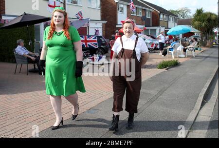 Jour quarante-six de Lockdown, à Londres, qui coïncide avec les célébrations du 75e anniversaire de la Journée VE. Deux dames des années 1940 se déguiseront pour une promenade à Paston, Peterborough, en profitant des célébrations depuis leur propre maison. En raison du confinement du pays, de nombreuses célébrations devront avoir lieu dans les maisons des peuples et les jardins de devant, tout en restant socialement éloignés des autres. De grandes célébrations devaient avoir lieu et le Mall devait être rempli de gens et la famille royale, y compris la reine Elizabeth II, aurait normalement été sur le balcon de Buckingham prêt à regarder un survol Banque D'Images
