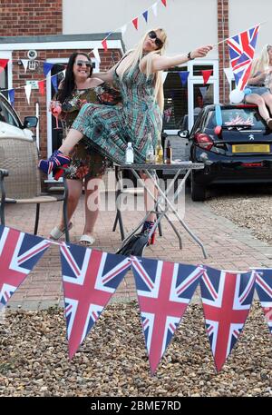 Jour quarante-six de Lockdown, à Londres, qui coïncide avec les célébrations du 75e anniversaire de la Journée VE. Deux dames de Paston, Peterborough, qui profitent des célébrations depuis leur domicile. En raison du confinement du pays, de nombreuses célébrations devront avoir lieu dans les maisons des peuples et les jardins de devant, tout en restant socialement éloignés des autres. De grandes célébrations devaient avoir lieu et le Mall devait être rempli de gens et la famille royale, y compris la reine Elizabeth II, aurait normalement été sur le balcon de Buckingham prêt à regarder un flipper des flèches rouges. Le pays est Banque D'Images