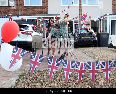 Jour quarante-six de Lockdown, à Londres, qui coïncide avec les célébrations du 75e anniversaire de la Journée VE. Deux dames de Paston, Peterborough, qui profitent des célébrations depuis leur domicile. En raison du confinement du pays, de nombreuses célébrations devront avoir lieu dans les maisons des peuples et les jardins de devant, tout en restant socialement éloignés des autres. De grandes célébrations devaient avoir lieu et le Mall devait être rempli de gens et la famille royale, y compris la reine Elizabeth II, aurait normalement été sur le balcon de Buckingham prêt à regarder un flipper des flèches rouges. Le pays est Banque D'Images
