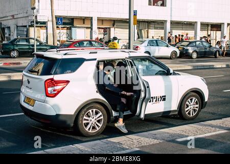 Tel Aviv Israël 07 septembre 2019 vue du taxi israélien traditionnel roulant dans les rues de tel Aviv dans l'après-midi Banque D'Images