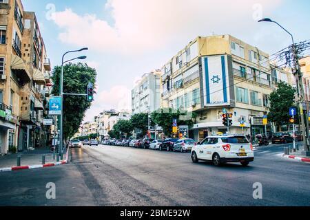 Tel Aviv Israël 07 septembre 2019 vue du taxi israélien traditionnel roulant dans les rues de tel Aviv dans l'après-midi Banque D'Images