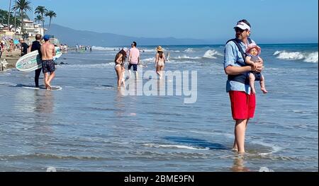 Santa Barbara, Californie, États-Unis. 1er mai 2020. Butterfly Beach était rempli de plus de 500 Beach Goers le vendredi après-midi, beaucoup qui ont roulé de L.A. et Orange County. Crédit : Amy Katz/ZUMA Wire/Alay Live News Banque D'Images