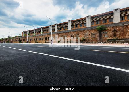 Route asphaltée tout droit à l'extérieur dans la vieille zone industrielle. Banque D'Images