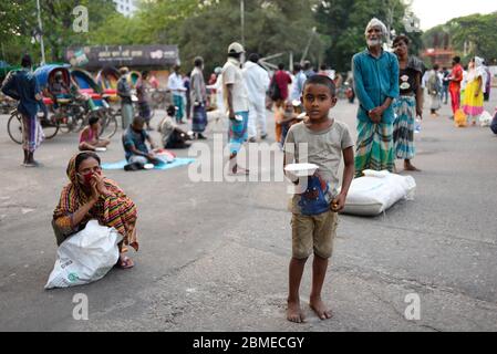 Dhaka, Bangladesh. 4 mai 2020. Les sans-abri attendent dans la rue pour recevoir gratuitement des paquets de nourriture Iftar dans un contexte de crise du coronavirus.les volontaires du campus de l'Université de Dhaka donnent de la nourriture de secours et offrent un soutien médical gratuit aux personnes vulnérables dans un contexte de crise du coronavirus. Crédit : Piyas Biswas/SOPA Images/ZUMA Wire/Alay Live News Banque D'Images