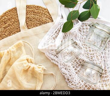 Sacs en coton, sacs à filet avec pots en verre réutilisables. Concept zéro déchet. Écologique. Pose plate Banque D'Images