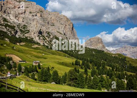 Vue sur les Dolomites italiens au-dessus de Corvara à Badia, Tyrol du Sud, Italie Banque D'Images