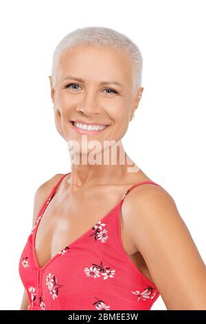 Happy middle-aged woman in sundress avec dents blanches smiling isolated on white Banque D'Images
