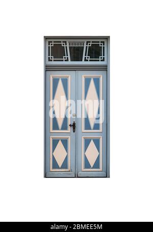 Porte en bois bleu avec décor dans une façade ancienne isolée sur fond blanc Banque D'Images