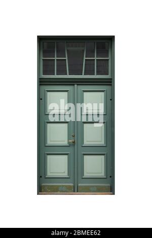 Porte verte avec décoration dans la façade ancienne du bâtiment isolée sur fond blanc Banque D'Images