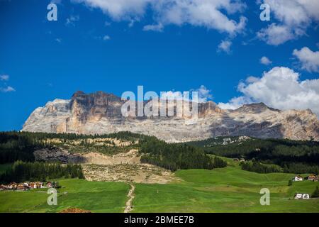 Vue sur les Dolomites italiens au-dessus de Corvara à Badia, Tyrol du Sud, Italie Banque D'Images