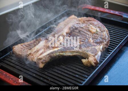 Vue rapprochée d'un steak coupé Sirloin, grillé sur une poêle à grillades Banque D'Images