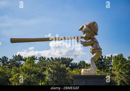 Pinocchio debout dans le parc Banque D'Images