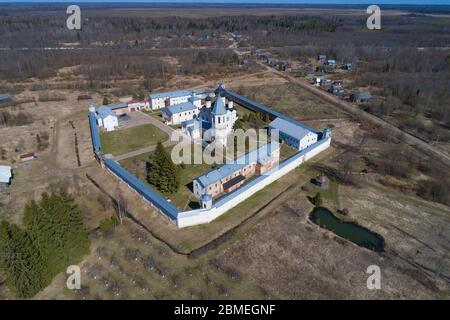 Monastère de Zelenetsky Troitsky dans le paysage de printemps (photographie aérienne). Leningrad, Russie Banque D'Images