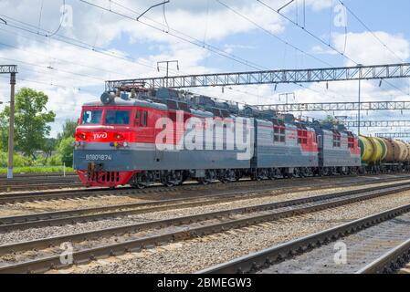 SHARYA, RUSSIE - 01 JUILLET 2019 : couplage à trois sections de locomotives électriques de fret VL-80 en gros plan le jour de juillet ensoleillé. Chemin de fer du Nord Banque D'Images