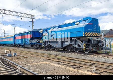 SHARYA, RUSSIE - 01 JUILLET 2019 : grue de chemin de fer Sokol 80.01M dans le cadre d'un train de récupération. Gare de Sharya du chemin de fer du Nord Banque D'Images