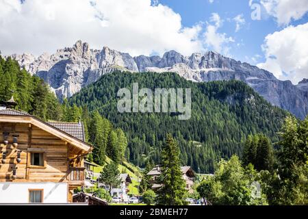 Vue sur Selva di Val Gardena avec les Dolomites en arrière-plan Banque D'Images