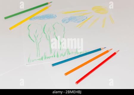 Dessin de couleur d'enfant sur un papier blanc avec des crayons de couleur Banque D'Images