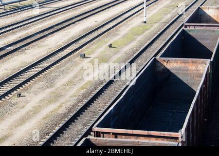 vue industrielle avec beaucoup de wagons de trains de marchandises. Banque D'Images