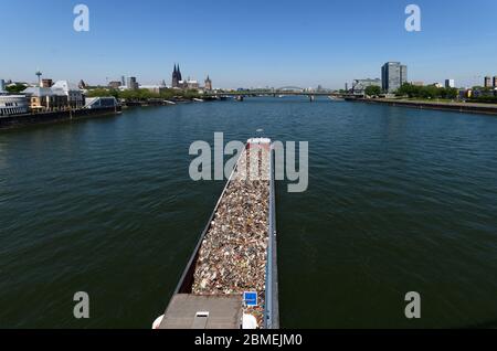 cargaison navire avec ferraille sous le pont severins sur le rhin à cologne Banque D'Images