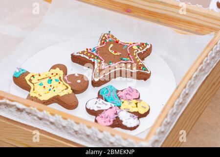 Décoration de biscuits de pain d'épice avec glaçage, préparations pour les vacances. Banque D'Images