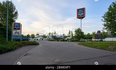 Altbach, Allemagne - Mai 09, 2020: Aldi Park place avec logo. ALDI SÜD est une société de détail qui compte plus de 1770 succursales dans l'ouest et le sud de l'Allemagne. Altb Banque D'Images