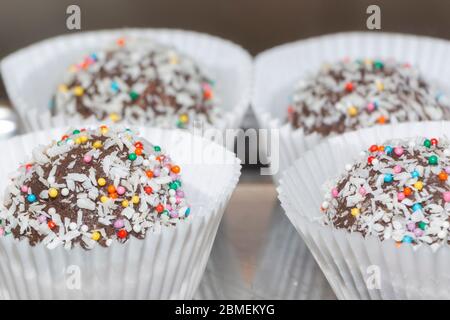 cupcakes colorés déglacés avec une variété de saveurs givrantes. Banque D'Images