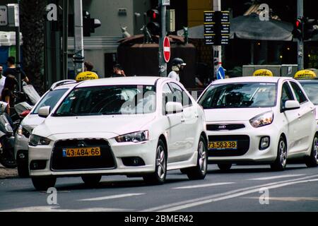 Tel Aviv Israël 16 juin 2019 vue du taxi traditionnel roulant dans les rues de tel Aviv dans l'après-midi Banque D'Images
